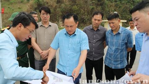 Đồng chí Lương Trọng Quỳnh, Phó Chủ tịch UBND tỉnh kiểm tra dự án Bến xe hàng hóa xuất nhập khẩu cửa khẩu Tân Thanh