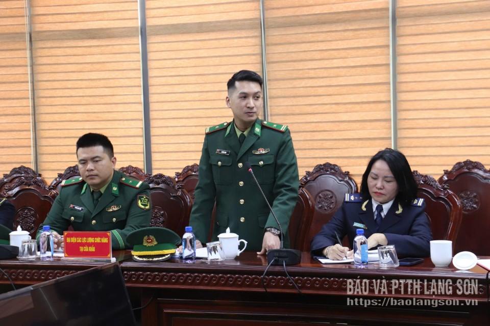 Đại diện lực lượng Bộ đội Biên phòng tại Cửa khẩu Quốc tế Hữu Nghị báo cáo tại buổi làm việc