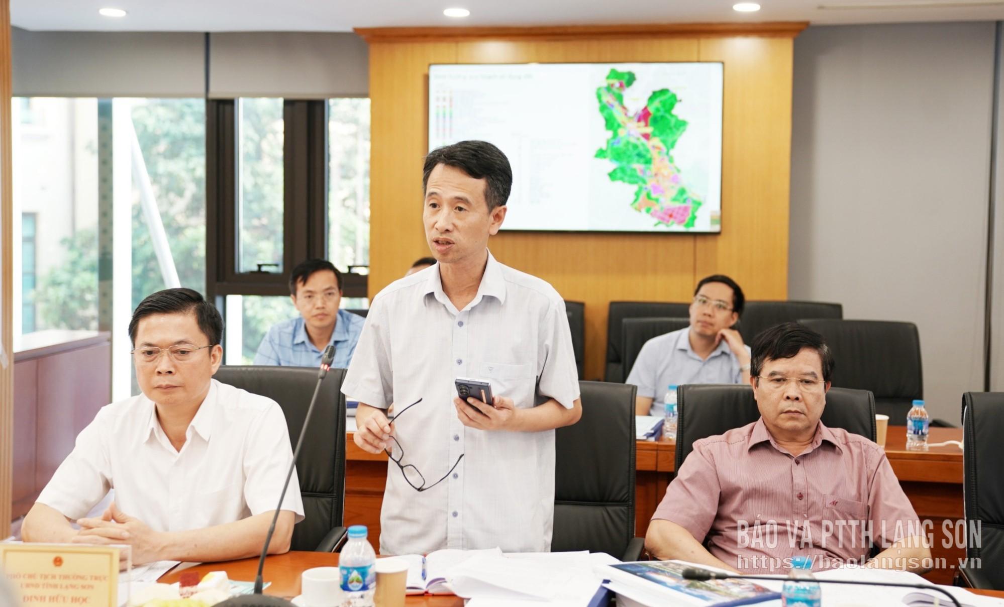 Lãnh đạo Sở Xây dựng báo cáo một số nội dung của Quy hoạch tại hội nghị