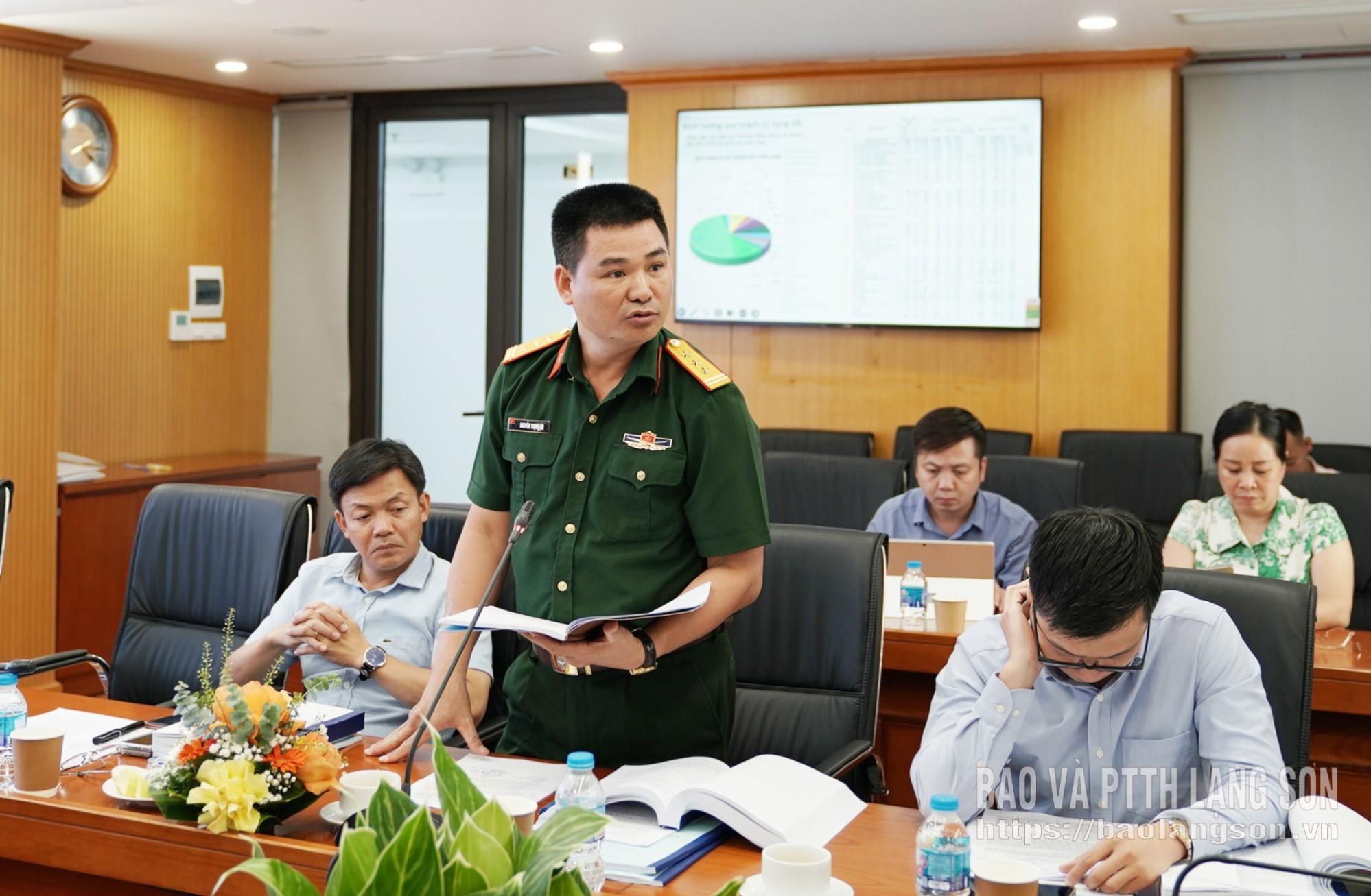 Đại diện Bộ Quốc phòng đóng góp một số ý kiến tại hội nghị 