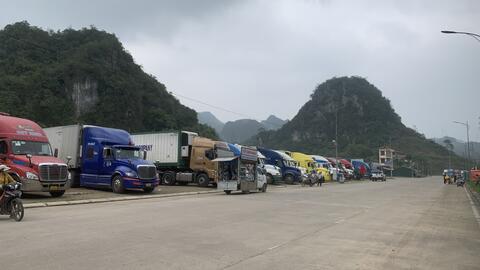Các phương tiện chở hàng xuất khẩu qua cửa khẩu quốc tế Hữu Nghị được điều tiết di chuyển vào Khu phi thuế quan xã Tân Mỹ, huyện Văn Lãng,  tỉnh Lạng Sơn