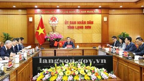 Đồng chí Đoàn Thanh Sơn, Phó Chủ tịch UBND tỉnh hội đàm trao đổi về việc cùng thúc đẩy thông quan mặt hàng hoa quả trong thời kỳ cao điểm