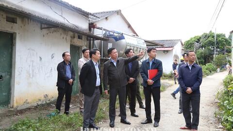 Đồng chí Đinh Hữu Học, Phó Chủ tịch Thường trực UBND tỉnh kiểm tra thực địa công tác giải phóng mặt bằng dự án cao tốc Hữu Nghị - Chi Lăng tại xã Hoàng Văn Thụ