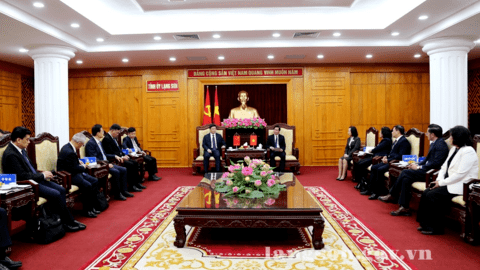 Đồng chí Hoàng Quốc Khánh, Bí thư Tỉnh ủy Lạng Sơn (Việt Nam) tiếp xã giao Đoàn đại biểu khu tự trị dân tộc Choang Quảng Tây, Trung Quốc