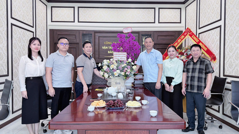 Lãnh đạo Ban Quản lý Khu kinh tế cửa khẩu Đồng Đăng-Lạng Sơn chúc mừng doanh nghiệp nhân Ngày Doanh nhân Việt Nam 13/10