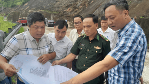 Lãnh đạo Ban Quản lý Khu kinh tế cửa khẩu khảo sát  hệ thống cơ sở hạ tầng kỹ thuật tại khu vực cửa khẩu phụ Bình Nghi