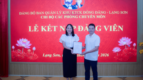 Chi bộ các phòng chuyên môn tổ chức Lễ Kết nạp đảng viên