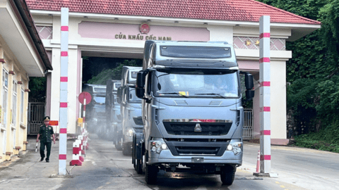 Lối thông quan Cốc Nam đón lô ô tô tải đầu kéo mới đầu tiên làm thủ tục nhập khẩu