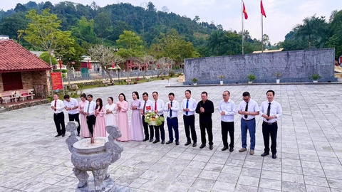 Chi bộ Trung tâm Quản lý cửa khẩu tổ chức sinh hoạt chuyên đề về nguồn tại Khu lưu niệm đồng chí Hoàng Văn Thụ