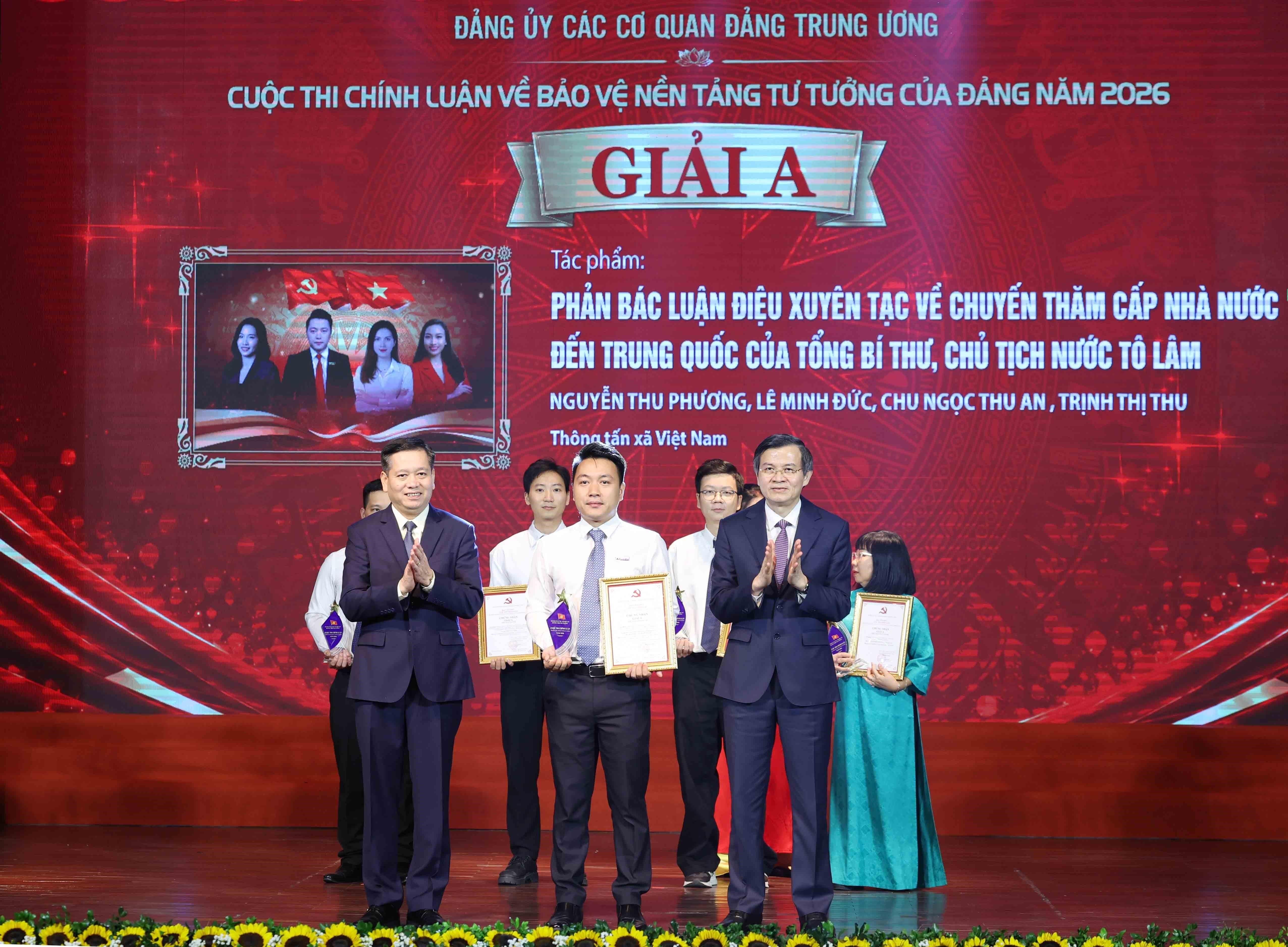 Đồng chí Đoàn Minh Huấn, Uỷ viên Bộ Chính trị, Giám đốc Học viện Chính trị quốc gia Hồ Chí Minh và đồng chí Nguyễn Long Hải, Ủy viên Trung ương Đảng, Phó Bí thư thường trực Đảng ủy các cơ quan Đảng Trung ương trao Giải A tặng các tác giả, nhóm tác giả đoạt giải Cuộc thi chính luận về  bảo vệ nền tảng tư tưởng của Đảng năm 2026 của Đảng ủy các cơ quan Đảng Trung ương_Ảnh: TTXVN